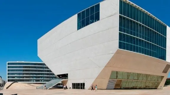 Casa da Música in Porto, with its angular shape and glass facade, an example of contemporary architecture.