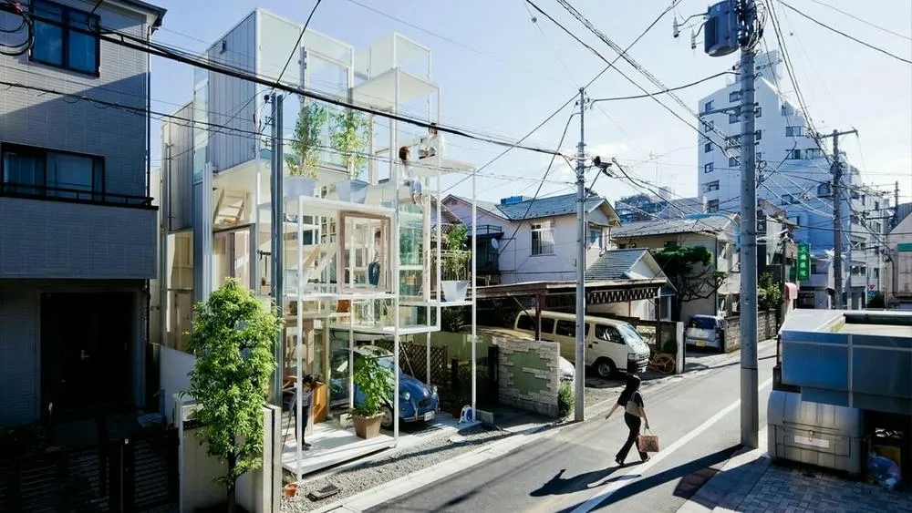 Fachada de la Casa NA en Japón, con su estructura transparente de cubos interconectados.