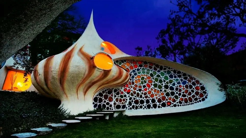 Vista externa de la Casa Nautilus en la Ciudad de México, con forma de concha de nautilus.