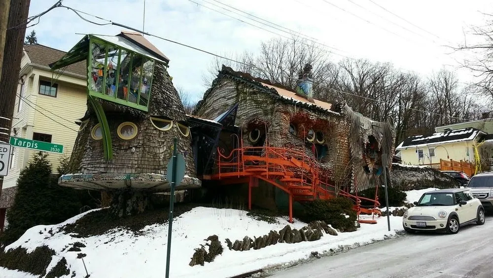 Fachada externa de la Mushroom House en Cincinnati, Ohio, con formas extravagantes y orgánicas.