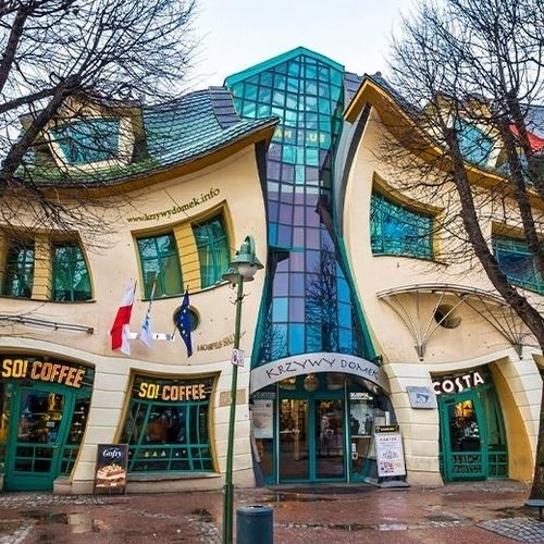 Fachada externa de la Mushroom House en Estados Unidos, con formato de hongos y arquitectura inusual.