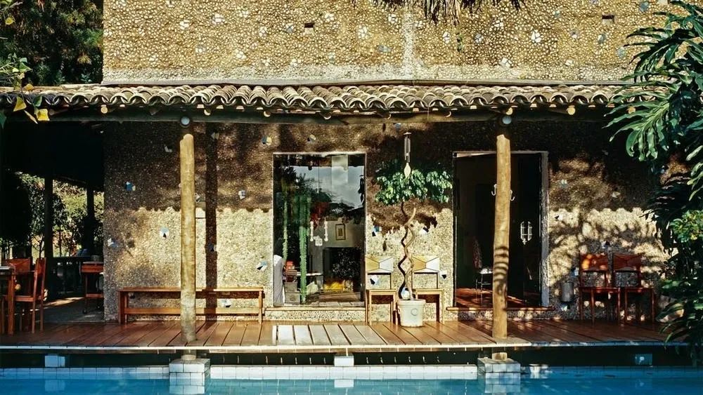 Fachada de la Casa Valéria Cirell, con sus trazos modernos e integración con el paisajismo exuberante.