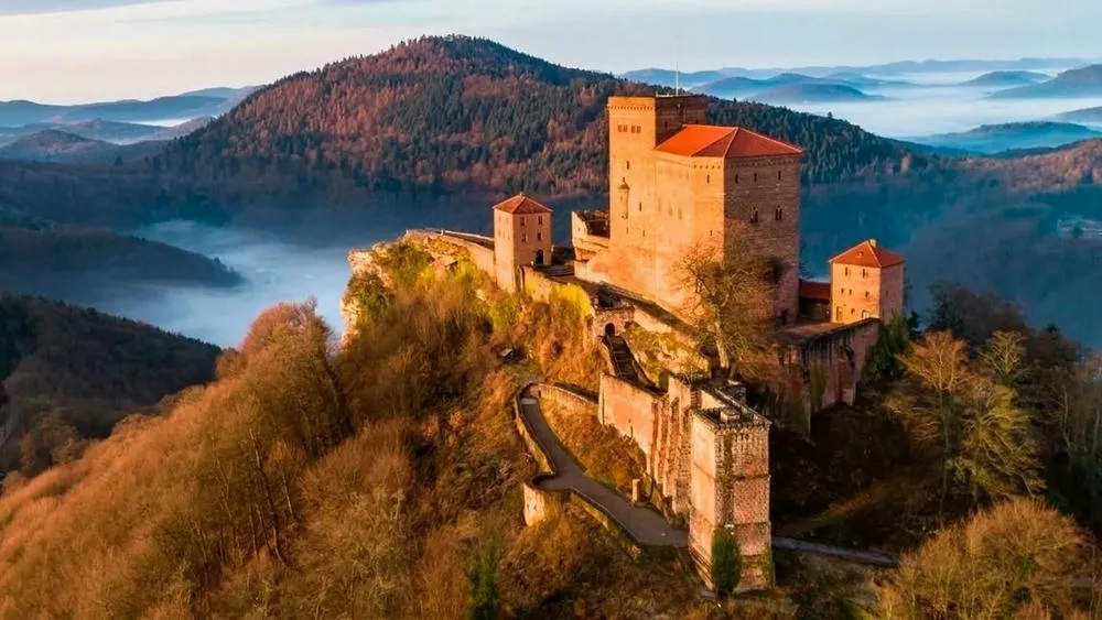 Castelo de Trifels, uma fortaleza com características da arquitetura românica.