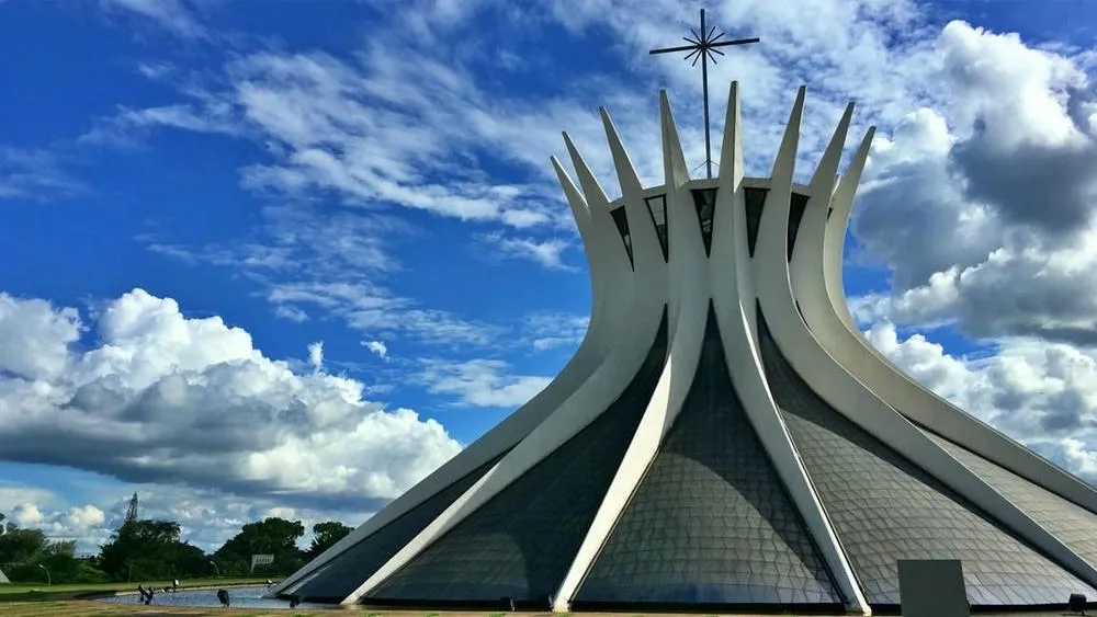 Catedral Metropolitana de Brasília, com sua estrutura única em forma de hiperboloides e vitrais coloridos, projetada por Oscar Niemeyer.