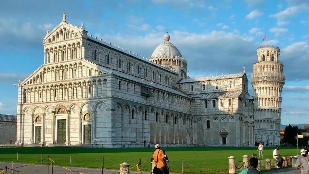 Vista da Catedral de Pisa, com sua arquitetura românica característica.