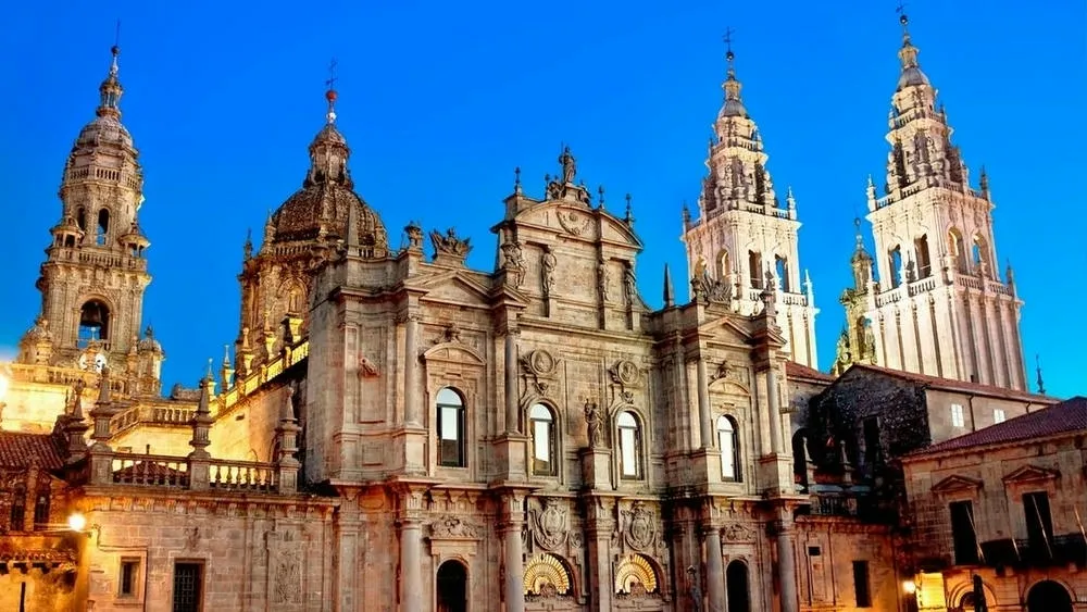 Fachada da Catedral de Santiago de Compostela, destacando elementos românicos.