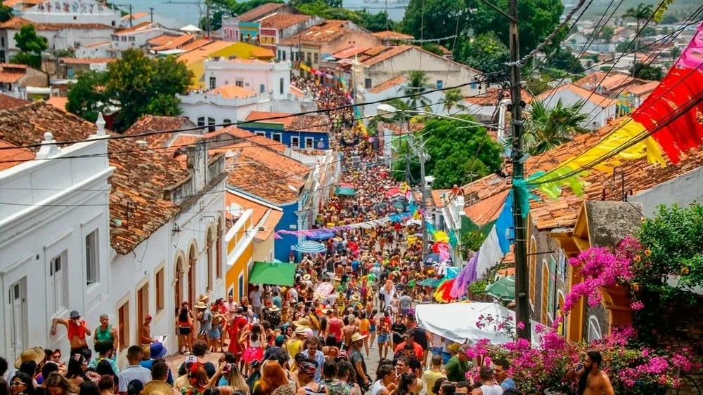 Ruas coloridas e casarões históricos no Centro Histórico de Olinda, Pernambuco.