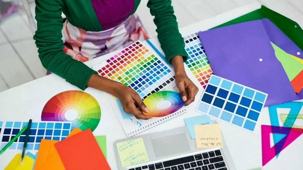 Exemplo de design gráfico com uma paleta de cores cuidadosamente selecionada a partir do círculo cromático.
