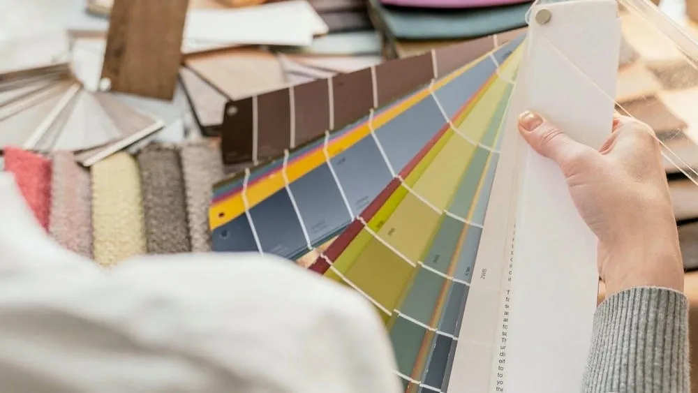 Um ambiente de design de interiores com uma paleta de cores equilibrada, resultado da aplicação do círculo cromático.