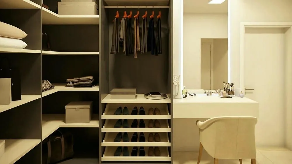 Closet com penteadeira iluminada, prateleiras e cabideiros, combinando maquiagem e organização de roupas.