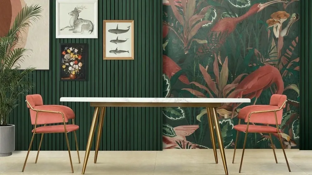 Cocina con pared de revestimiento de madera y papel pintado estampado.