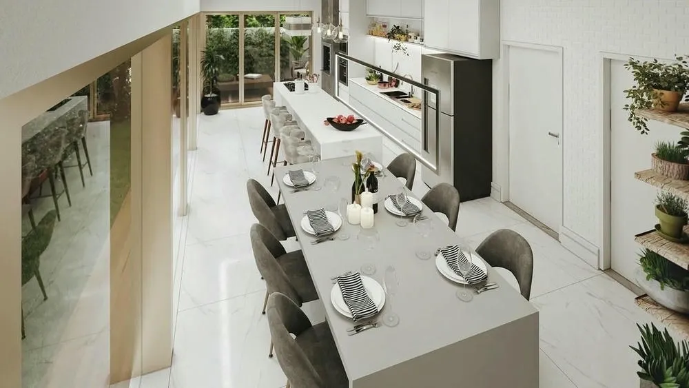 Interior de la despensa de cocina, con estantes bien organizados e iluminación adecuada.