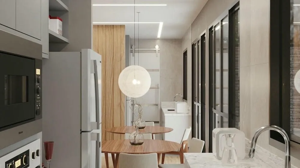 Cocina paralela con acabados modernos, mostrando la versatilidad del diseño con iluminación superior.