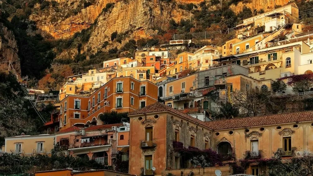 Casa mediterránea con paredes blancas y tejas terracota, evocando el clima soleado.