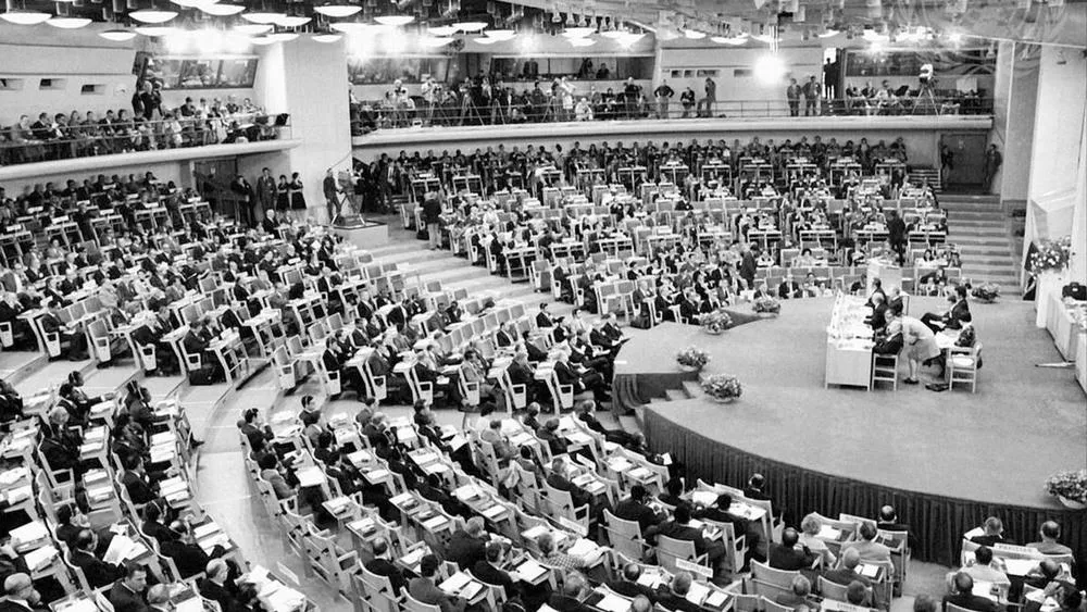 Foto de uma conferência da ONU, simbolizando a Conferência de Estocolmo de 1972 sobre o meio ambiente.