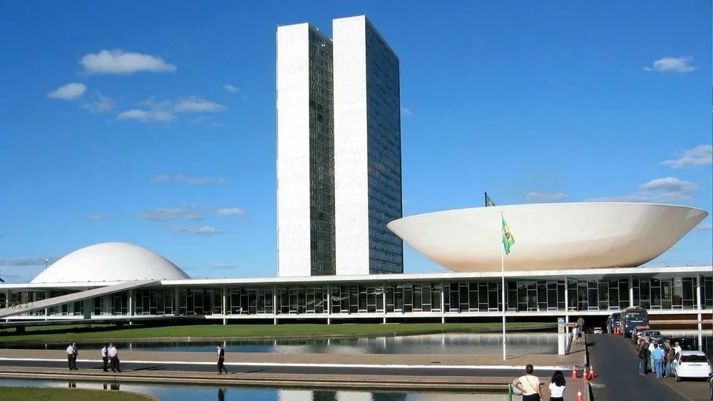 Congresso Nacional em Brasília, com suas duas torres e cúpulas icônicas, projeto de Oscar Niemeyer.