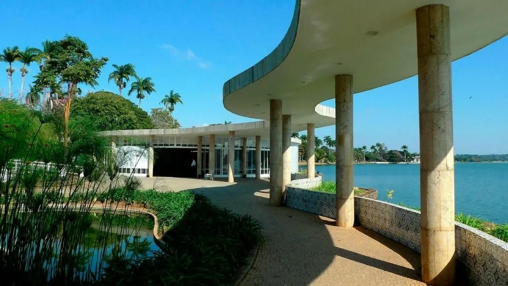 Conjunto Arquitetônico da Pampulha em Belo Horizonte, com destaque para o Museu de Arte da Pampulha e espelho d'água.