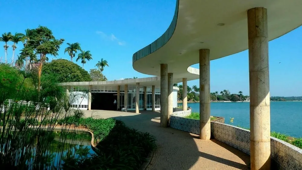 Conjunto Arquitetônico da Pampulha, obra de Oscar Niemeyer, com a Igreja de São Francisco de Assis em destaque.