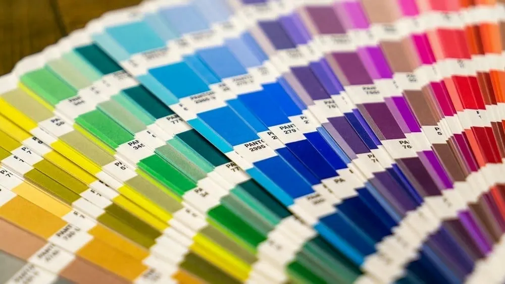 Variadas amostras de cores em uma superfície, demonstrando diferentes tonalidades e matizes.