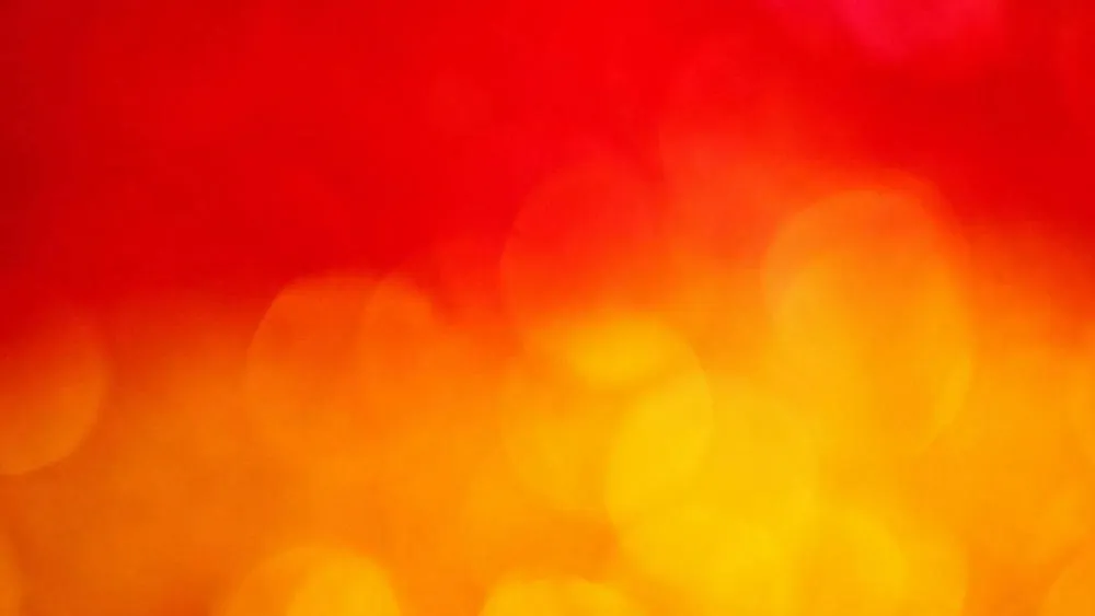 Exemplos de ambientes com predominância de cores quentes como vermelho, laranja e amarelo, explorando sua psicologia na arquitetura.