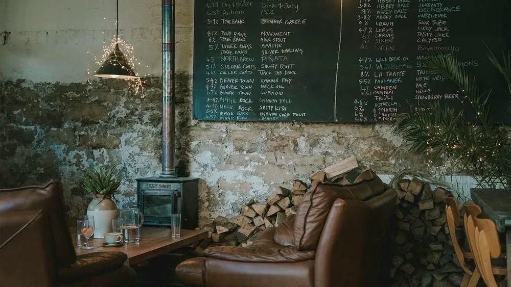 Luminaires with yellowish light and wooden elements, creating a cozy atmosphere in a rustic environment.