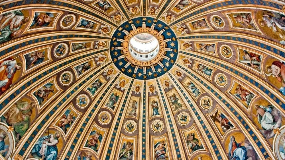 Close-up da cúpula da Basílica de São Pedro, exibindo mosaicos e detalhes dourados característicos do barroco.