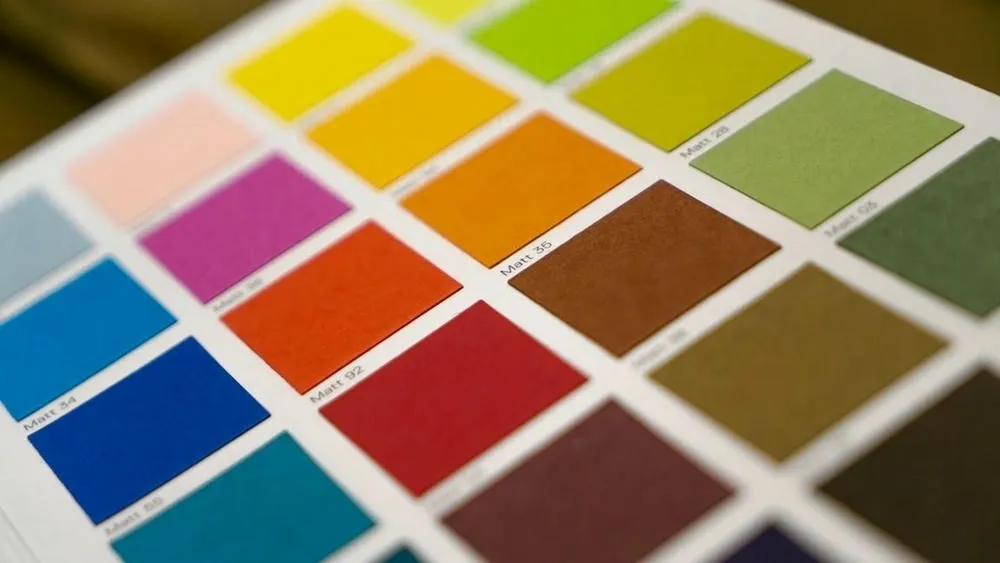 Um caleidoscópio de cores vibrantes e padrões intrincados, destacando a complexidade e as curiosidades sobre as cores.