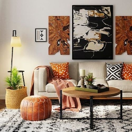 Ambiente de sala de estar decorado com sofá bege, almofadas coloridas, luminária de chão, mesa de centro e puff de couro, ideal para casa alugada.