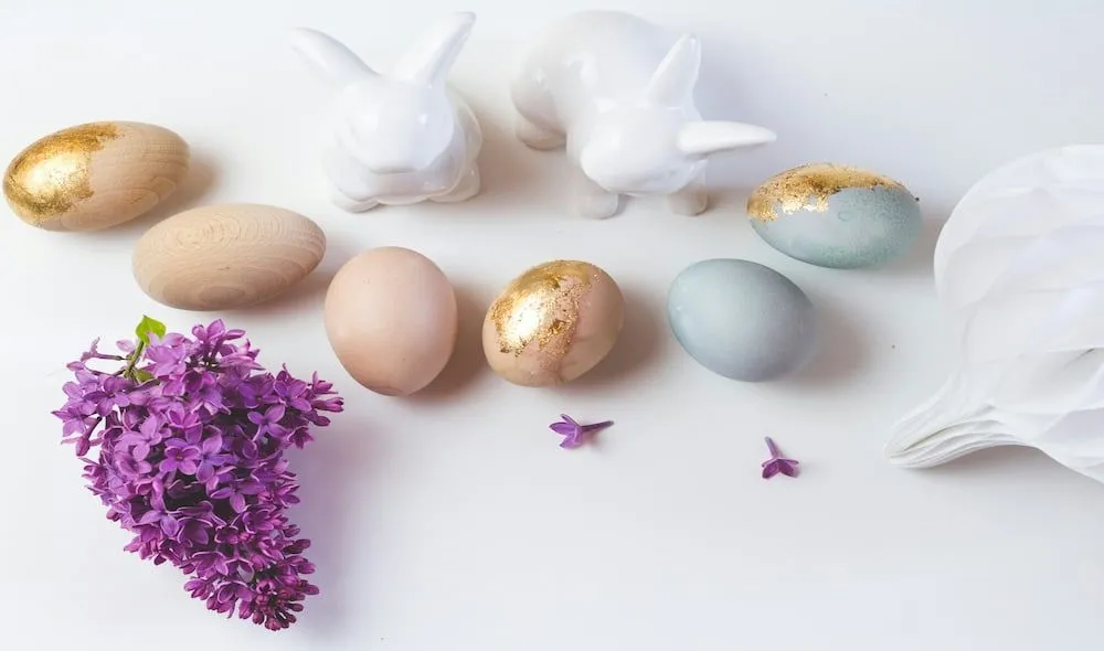 Decoração de Páscoa com ovos em tons suaves e coelhinhos.