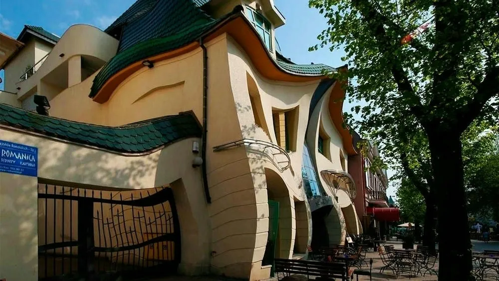 Detalle de la fachada distorsionada de la Krzywy Domek.