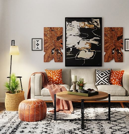 Ambiente interno moderno y bien decorado con sofá, mesa de centro y plantas, iluminado por luz natural.