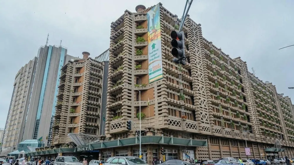 Fachada externa del Eastgate Centre en Zimbabue, con diseño inspirado en termiteros para ventilación natural.