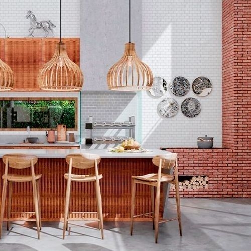 Un espacio gourmet interior con barbacoa, mostrador y mesa de comedor, decorado de forma moderna y funcional.