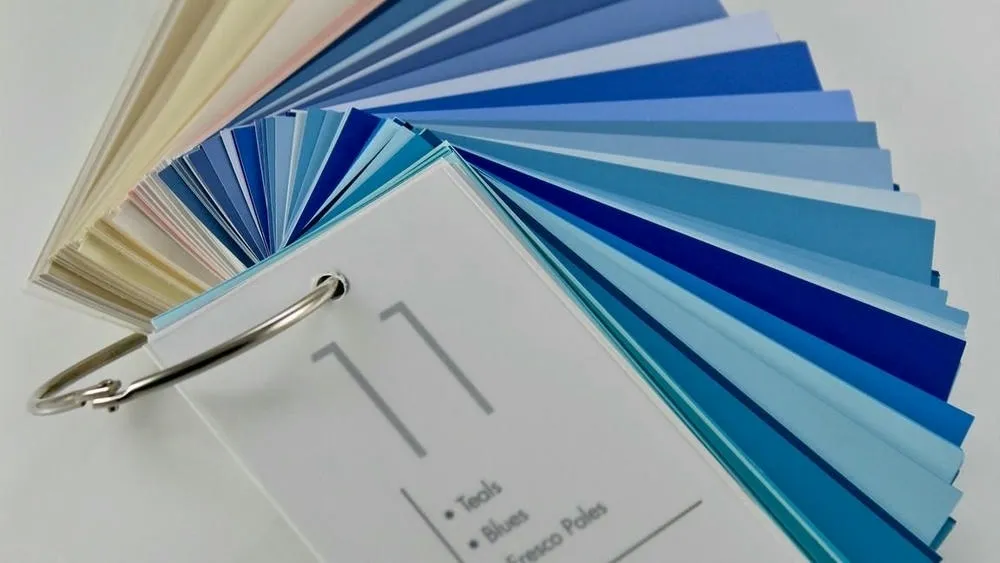 El lado frío del círculo cromático, destacando los colores azul, verde y morado. La imagen muestra un gradiente de esos colores, indicando la transición entre ellos.