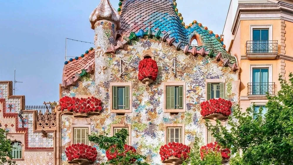 Fachada da Casa Batlló com ornamentação floral e cores vibrantes, um exemplo de Art Nouveau.
