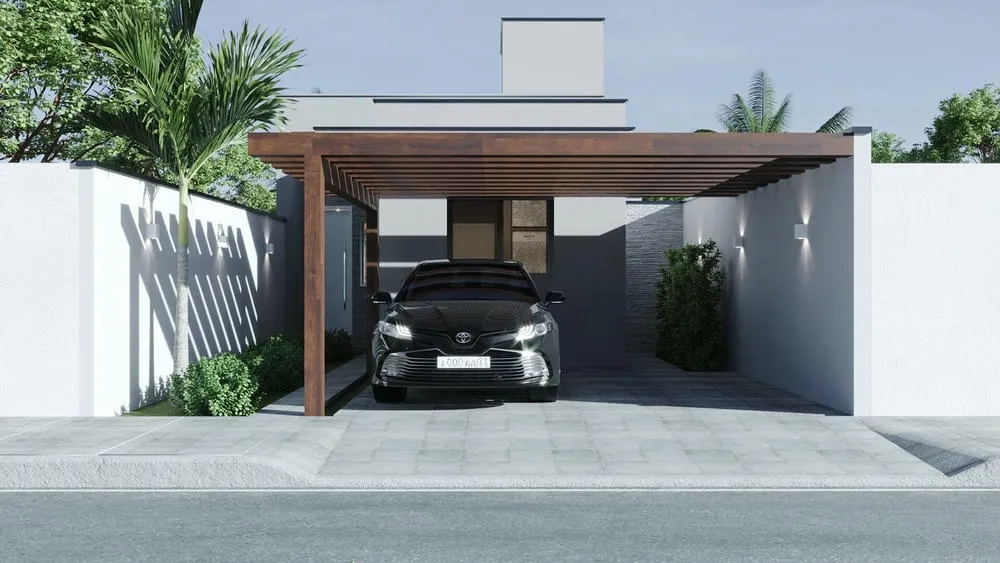 Fachada de una casa compacta con pérgola de madera sobre el garaje y jardín lateral.