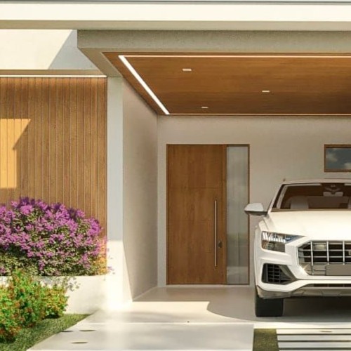 Fachada de casa moderna com porta de madeira ripada, iluminação embutida, paisagismo exuberante com flores roxas e um carro branco.