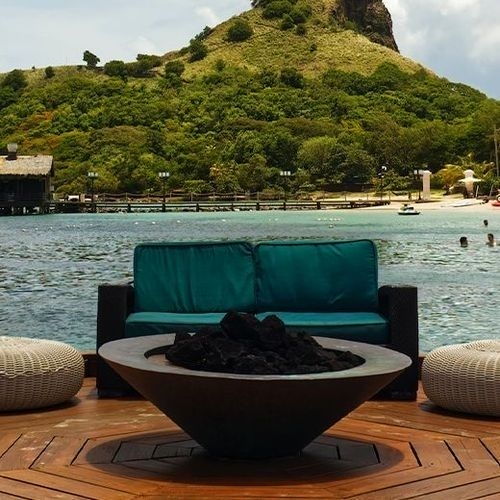 Representation of a modern and cozy fire pit, highlighting its design and the atmosphere created for social gatherings.