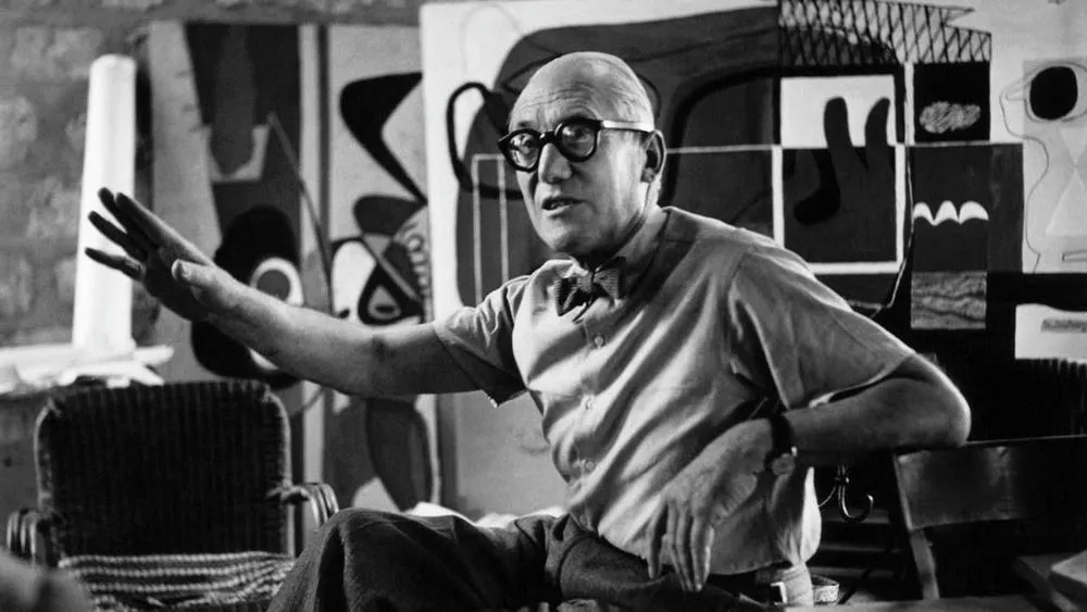 Mão de Le Corbusier desenhando, simbolizando a importância do traço em sua filosofia arquitetônica.