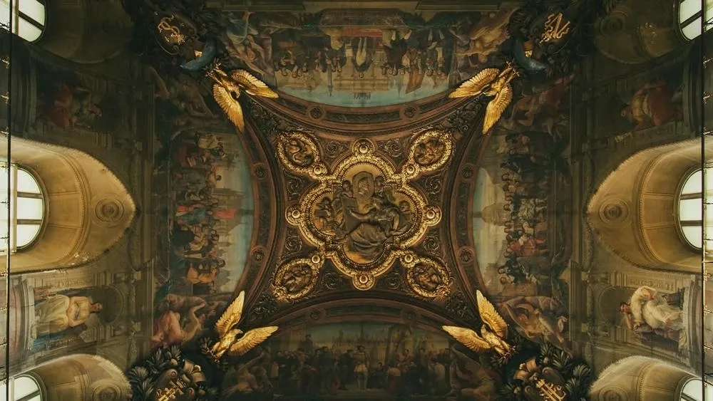 Teto ornamentado de uma igreja, ilustrando a história da arquitetura barroca.