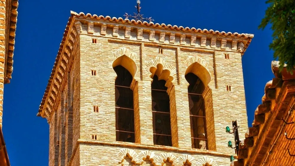 Igreja de Santo Tomé de Toledo, mostrando a simplicidade e solidez românica.