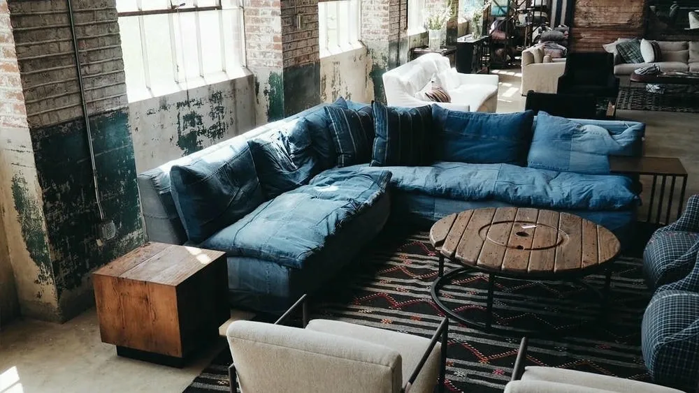 Walls with rustic finish and natural textures, valuing imperfections and the authenticity of the style.