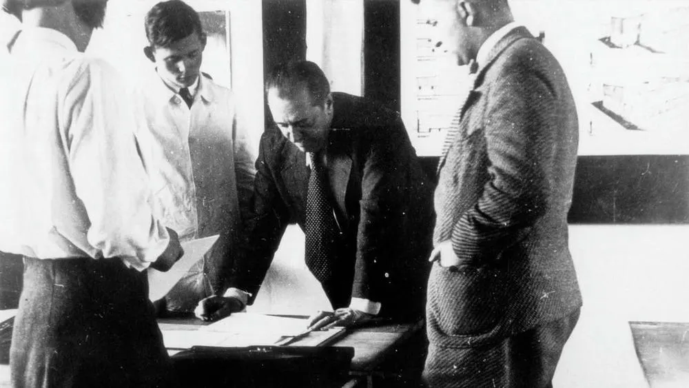Mies van der Rohe en un ambiente de diseño, posiblemente en la Bauhaus.