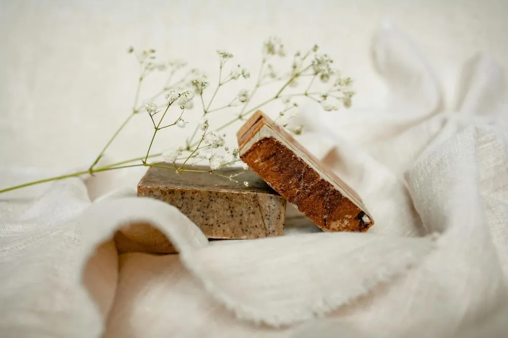 Kit de sabonetes artesanais com suporte decorativo em pedra sabão, madeira ou cerâmica, presente elegante para o Dia das Mães.