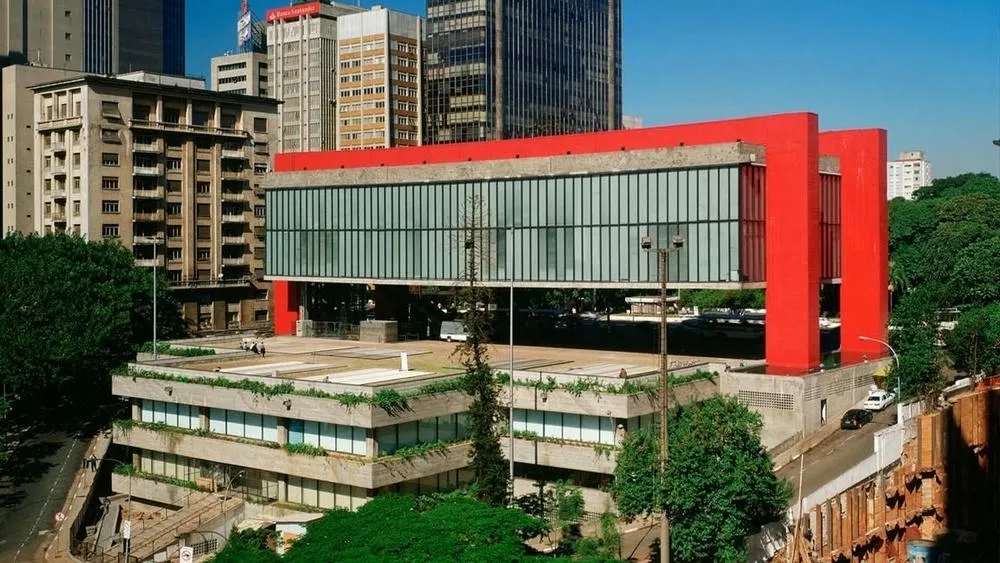 Exterior view of the São Paulo Museum of Art (MASP), with its suspended concrete structure and red pillars.