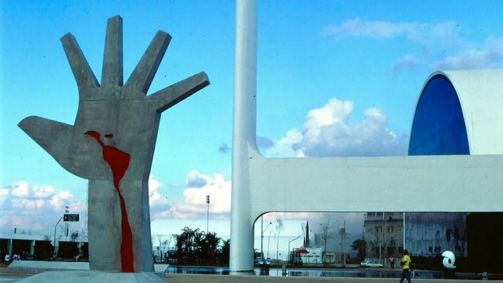 Memorial da América Latina em São Paulo, com a escultura da mão simbolizando a união dos povos, complexo arquitetônico de Oscar Niemeyer.