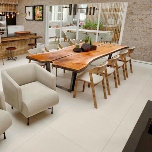 Sala de jantar com mesa de madeira de demolição com design rústico e cadeiras em madeira clara. Ambiente moderno com poltronas confortáveis e iluminação sofisticada.