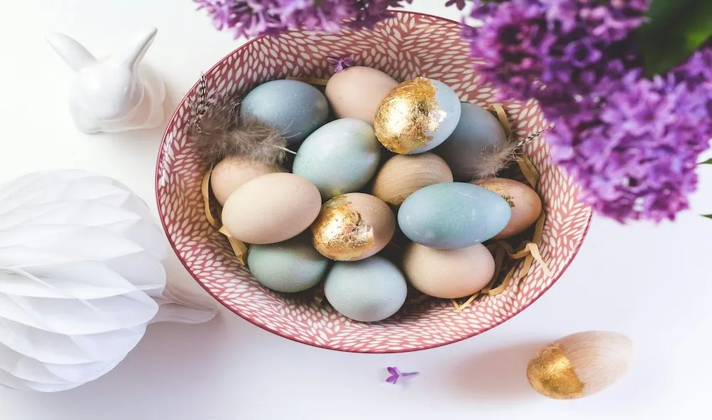 Detalle de centro de mesa con flores y huevos para Pascua.