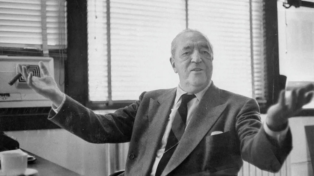 Mies van der Rohe em uma foto preto e branco, pensativo.