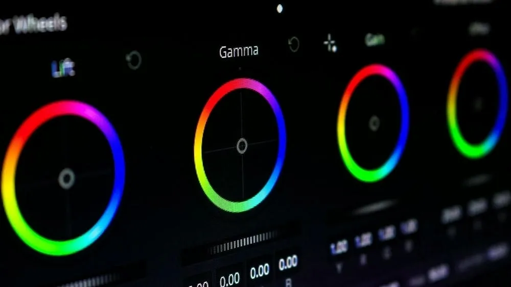 Três círculos sobrepostos de luzes coloridas (vermelho, verde, azul) que se misturam para formar outras cores, ilustrando o modelo de cores RGB.